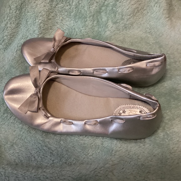 Women’s HOT KISS Silver Bow Ballet Flats size 9W Midge - Picture 4 of 7